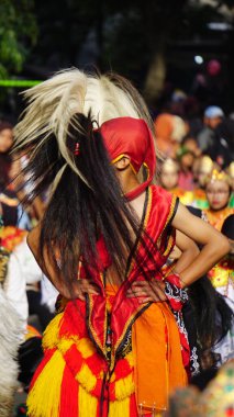 Bujang Ganong dansı Boyolali, Central Java 'dan geliyor. Bu dans Reog Ponorogo dansının bir parçası.