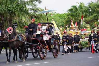 Inu Kirana (Kediri Turizm Elçisi), Endonezya 'nın bağımsızlık gününü Simpang Lima Gumul Kediri' de kutlamak için at arabasında.