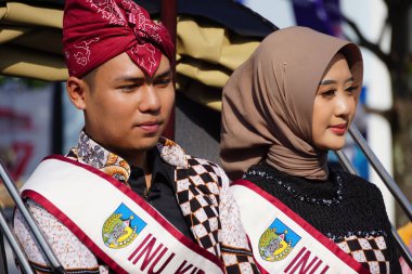 Inu Kirana (Kediri Turizm Elçisi), Endonezya 'nın bağımsızlık gününü Simpang Lima Gumul Kediri' de kutlamak için at arabasında.