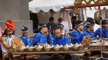 Gamelan Sekaten, geleneksel Cava müziği çalan bir grup java geleneksel müzik sanatçısı (niyaga).