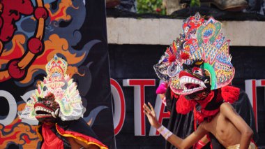 Barong dansı gösterisi. Barong Endonezya 'nın geleneksel danslarından biridir.