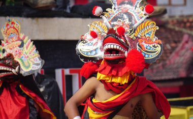 Barong dansı gösterisi. Barong Endonezya 'nın geleneksel danslarından biridir.