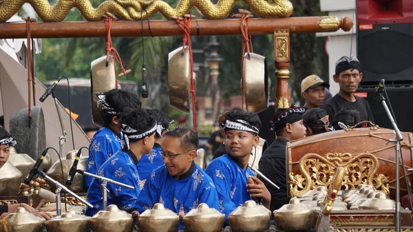 Gamelan Sekaten Grupo Reproductores Música Tradicional Javanesa Niyaga Tocando Música —  Fotos de Stock