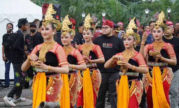 Endonezyalı Dansçı Markalaşma Noktasının Açılışında — Stok fotoğraf