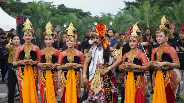 印度尼西亚舞蹈演员在启动推出目的地品牌时的表演 — 图库照片
