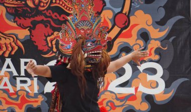 Barong dansı gösterisi. Barong Endonezya 'nın geleneksel danslarından biridir.