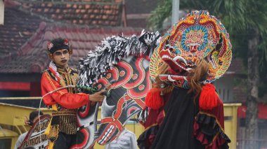 Barong dansı gösterisi. Barong Endonezya 'nın geleneksel danslarından biridir.