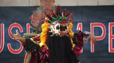 Barong dansı gösterisi. Barong Endonezya 'nın geleneksel danslarından biridir.