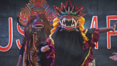 Barong dansı gösterisi. Barong Endonezya 'nın geleneksel danslarından biridir.