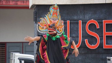 Barong dansı gösterisi. Barong Endonezya 'nın geleneksel danslarından biridir.