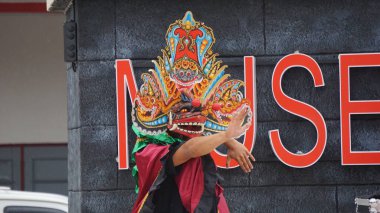 Barong dansı gösterisi. Barong Endonezya 'nın geleneksel danslarından biridir.