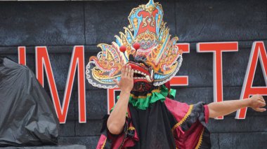 Barong dansı gösterisi. Barong Endonezya 'nın geleneksel danslarından biridir.