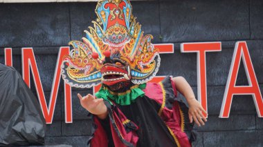 Barong dansı gösterisi. Barong Endonezya 'nın geleneksel danslarından biridir.