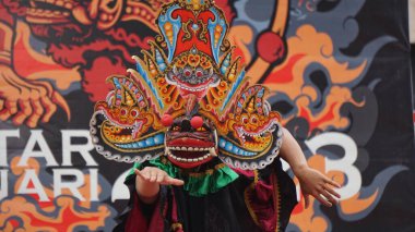 Barong dansı gösterisi. Barong Endonezya 'nın geleneksel danslarından biridir.