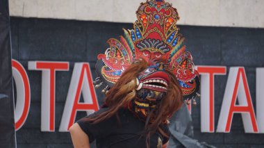 Barong dansı gösterisi. Barong Endonezya 'nın geleneksel danslarından biridir.