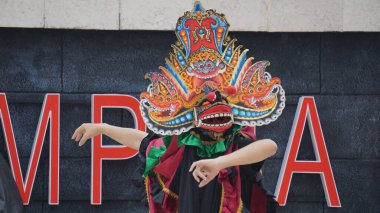 Barong dansı gösterisi. Barong Endonezya 'nın geleneksel danslarından biridir.