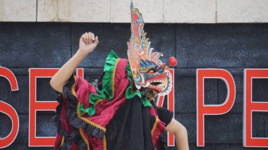 Barong dansı gösterisi. Barong Endonezya 'nın geleneksel danslarından biridir.