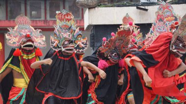 Barong dansı gösterisi. Barong Endonezya 'nın geleneksel danslarından biridir.
