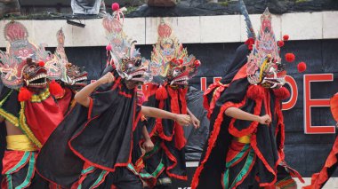 Barong dansı gösterisi. Barong Endonezya 'nın geleneksel danslarından biridir.
