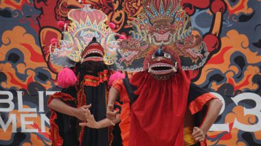 Barong dansı gösterisi. Barong Endonezya 'nın geleneksel danslarından biridir.