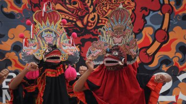 Barong dansı gösterisi. Barong Endonezya 'nın geleneksel danslarından biridir.