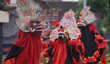 Barong dansı gösterisi. Barong Endonezya 'nın geleneksel danslarından biridir.