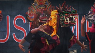 Barong dansı gösterisi. Barong Endonezya 'nın geleneksel danslarından biridir.