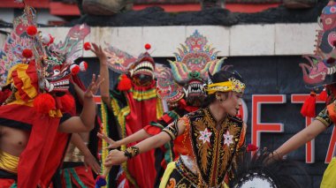 Barong dansı gösterisi. Barong Endonezya 'nın geleneksel danslarından biridir.