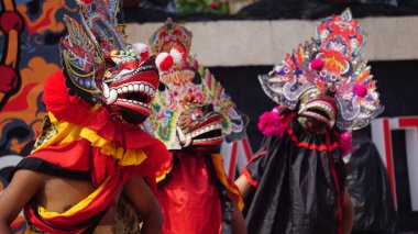 Barong dansı gösterisi. Barong Endonezya 'nın geleneksel danslarından biridir.
