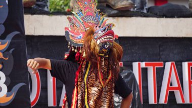 Barong dansı gösterisi. Barong Endonezya 'nın geleneksel danslarından biridir.