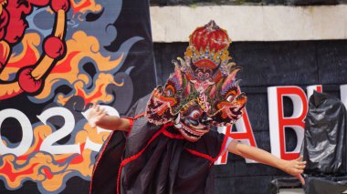 Barong dansı gösterisi. Barong Endonezya 'nın geleneksel danslarından biridir.