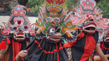 Barong dansı gösterisi. Barong Endonezya 'nın geleneksel danslarından biridir.