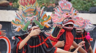 Barong dansı gösterisi. Barong Endonezya 'nın geleneksel danslarından biridir.