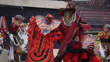 Barong dansı gösterisi. Barong Endonezya 'nın geleneksel danslarından biridir.