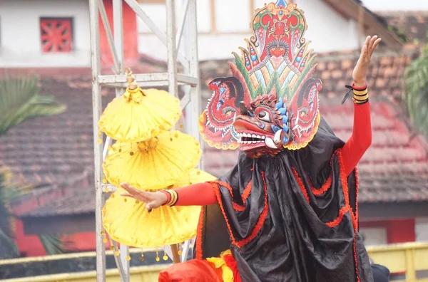 バロンダンスの演奏 バロンはインドネシアの伝統舞踊の一つです — ストック写真