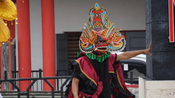 Barong dansı gösterisi. Barong Endonezya 'nın geleneksel danslarından biridir.
