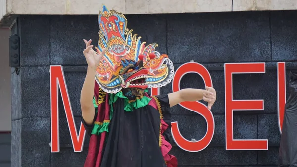 Barong dansı gösterisi. Barong Endonezya 'nın geleneksel danslarından biridir.