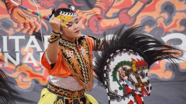 Jaranan dansı, Java 'dan geleneksel bir dans. Jaranan, Jaran 'dan geliyor, yani at.