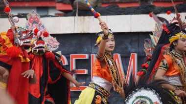 Jaranan dansı, Java 'dan geleneksel bir dans. Jaranan, Jaran 'dan geliyor, yani at.