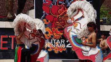 Jaranan dansı, Java 'dan geleneksel bir dans. Jaranan, Jaran 'dan geliyor, yani at.