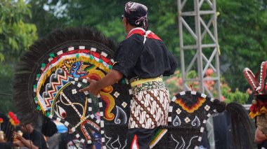 Jaranan dansı, Java 'dan geleneksel bir dans. Jaranan, Jaran 'dan geliyor, yani at.