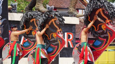 Jaranan dansı, Java 'dan geleneksel bir dans. Jaranan, Jaran 'dan geliyor, yani at.