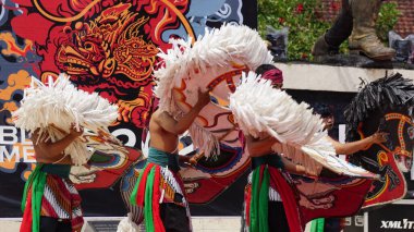 Jaranan dansı, Java 'dan geleneksel bir dans. Jaranan, Jaran 'dan geliyor, yani at.