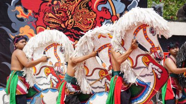 Jaranan dansı, Java 'dan geleneksel bir dans. Jaranan, Jaran 'dan geliyor, yani at.