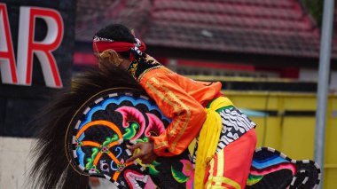 Jaranan dansı, Java 'dan geleneksel bir dans. Jaranan, Jaran 'dan geliyor, yani at.