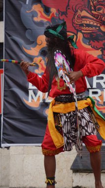 Jaranan dansı, Java 'dan geleneksel bir dans. Jaranan, Jaran 'dan geliyor, yani at.