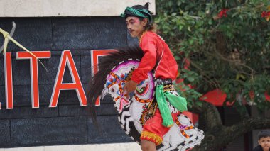 Jaranan dansı, Java 'dan geleneksel bir dans. Jaranan, Jaran 'dan geliyor, yani at.