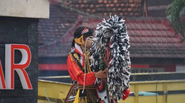 Jaranan dansı, Java 'dan geleneksel bir dans. Jaranan, Jaran 'dan geliyor, yani at.