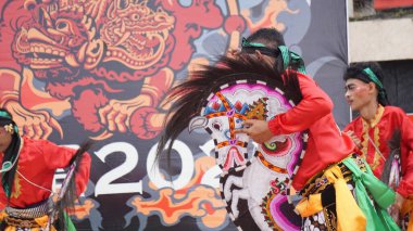 Jaranan dansı, Java 'dan geleneksel bir dans. Jaranan, Jaran 'dan geliyor, yani at.