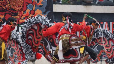 Jaranan dansı, Java 'dan geleneksel bir dans. Jaranan, Jaran 'dan geliyor, yani at.